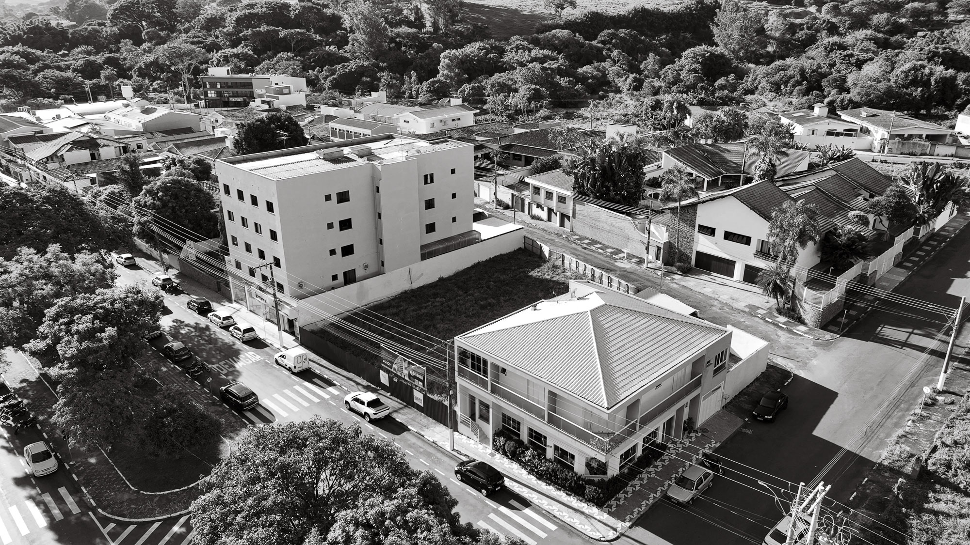 Vista aérea do terreno onde foi construído o Edifício Catamarã, em Guaxupé